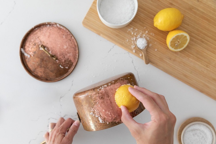 Memanfaatkan lemon dan baking soda, Sumber: thespruce.com