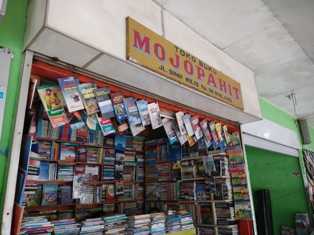 Salah satu kios penjual buku di Psar Buku Wilis, sumber : tastistuska.blogspot.com