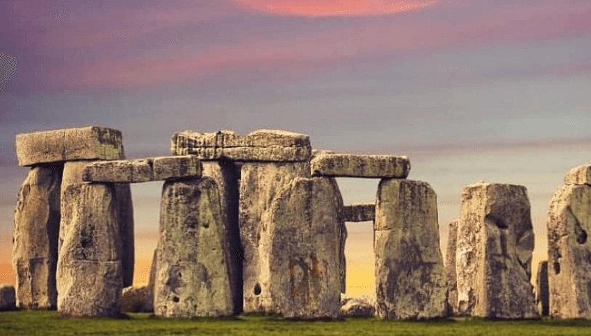 Tempat wisata yang disebut Stonehenge versi lokal ini terletak di Cangkringan, Kabupaten Sleman. Tempat ini menyerupai situs Stonehenge di Inggris.
