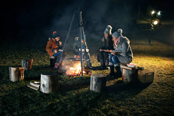 Ilustrasi camping bersama keluarga tercinta. Sumber: istockphoto.com.